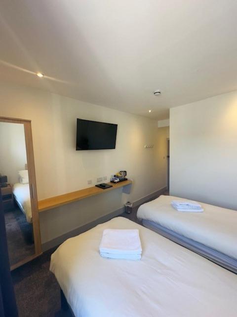 The White Lion Hotel 매킨레스 외부 사진