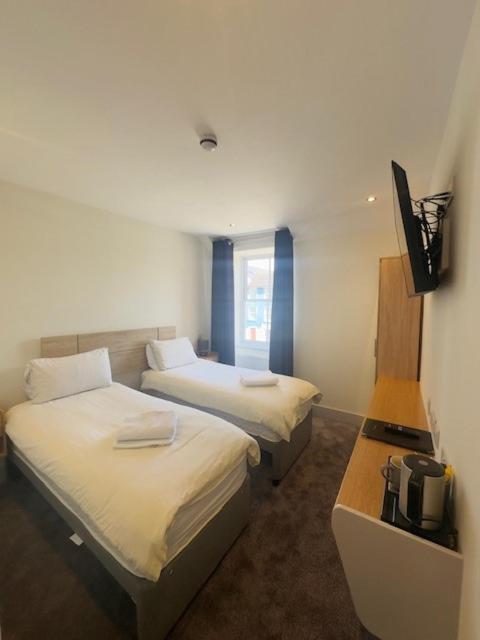 The White Lion Hotel 매킨레스 외부 사진