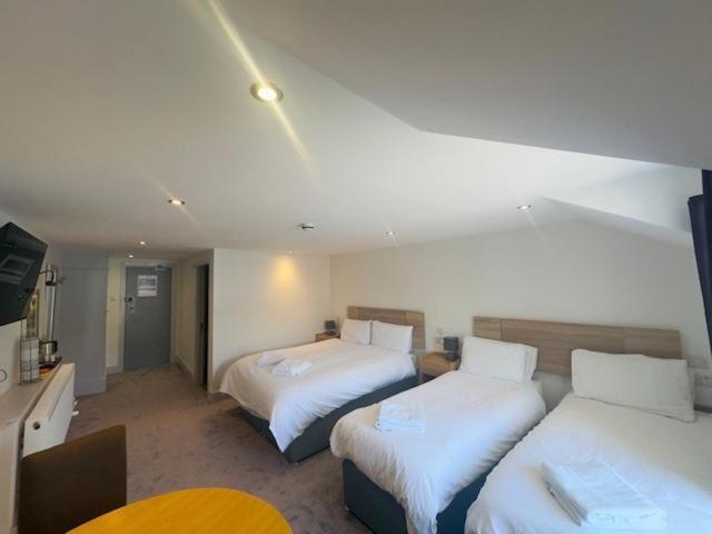 The White Lion Hotel 매킨레스 외부 사진