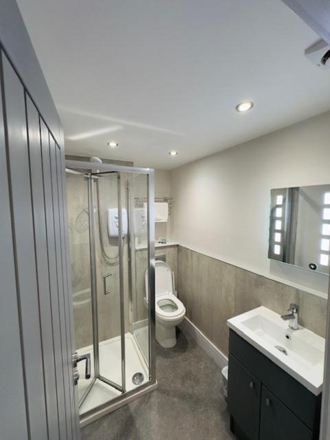 The White Lion Hotel 매킨레스 외부 사진