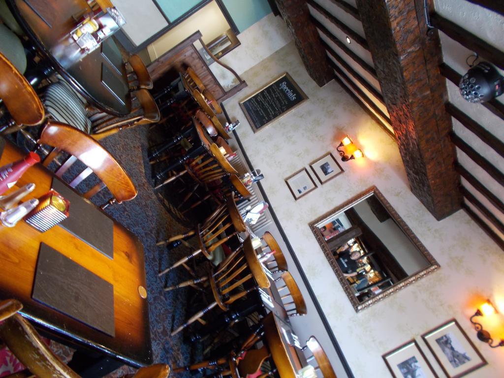 The White Lion Hotel 매킨레스 외부 사진