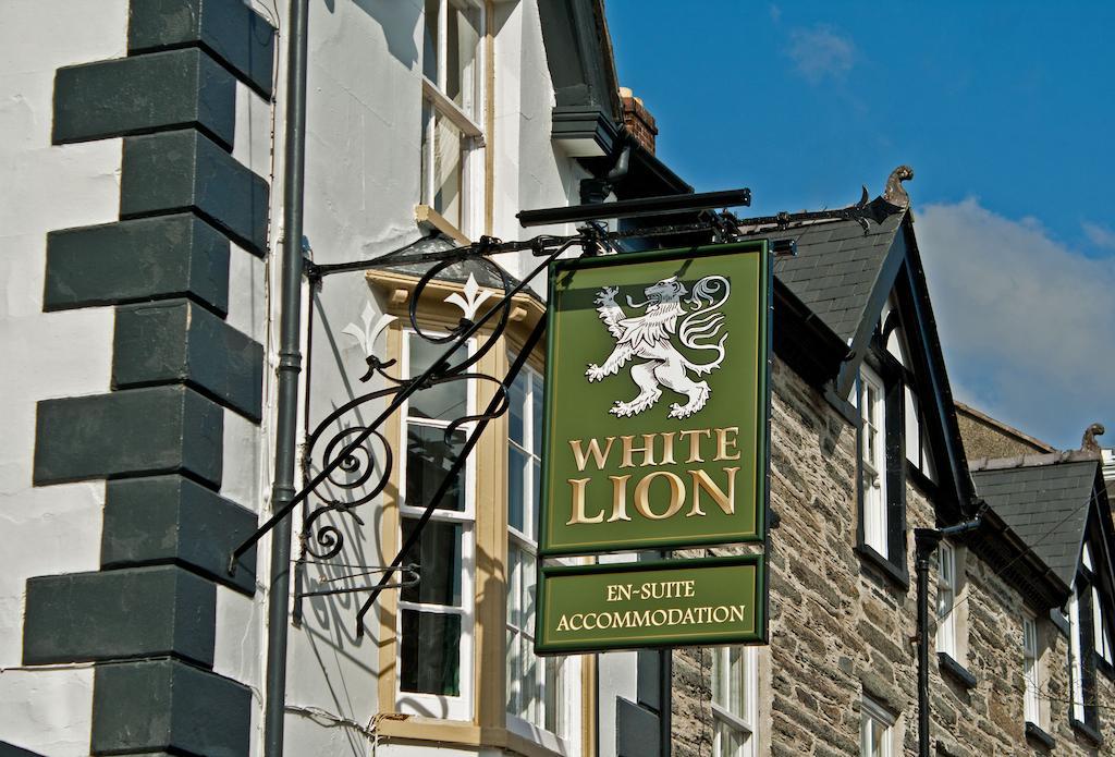 The White Lion Hotel 매킨레스 외부 사진